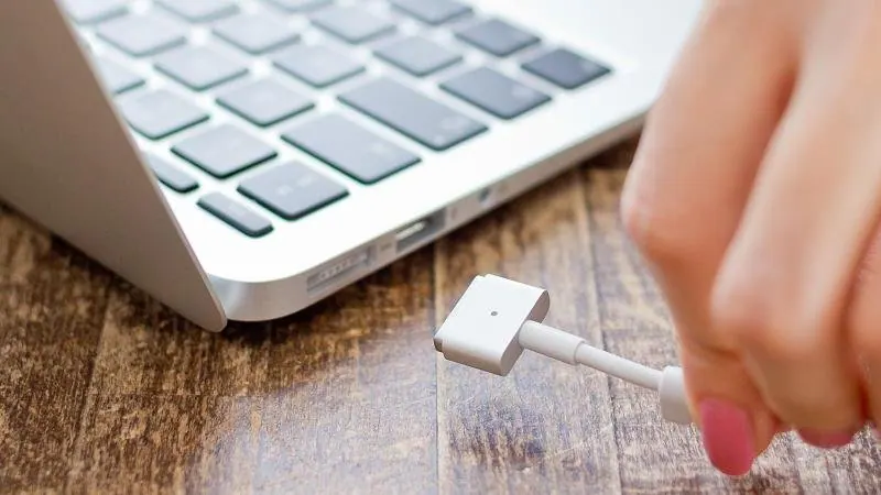 Câble de charge branché sur un ordinateur portable