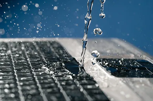 Eau renversée sur le clavier d’un ordinateur