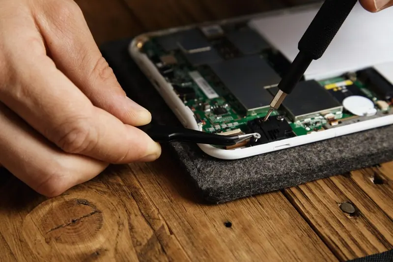 Réparation d’un smartphone ouvert