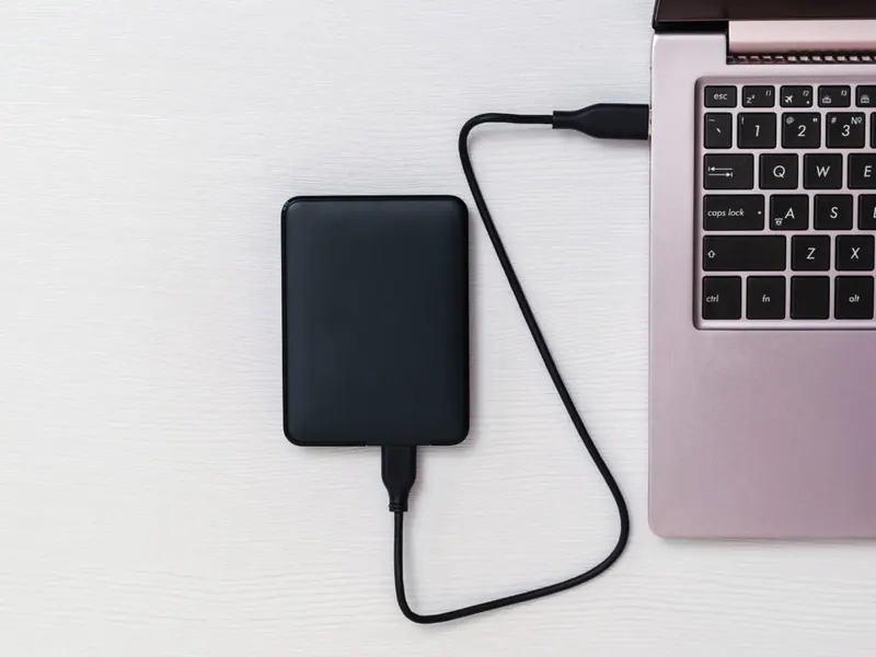 Disque dur externe branché sur un ordinateur portable